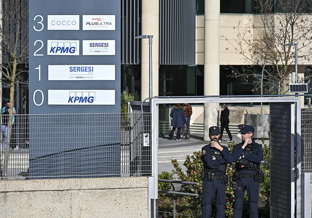 La Policía registra la sede de la aerolínea Plus Ultra por presunto blanqueo de capitales. EFE