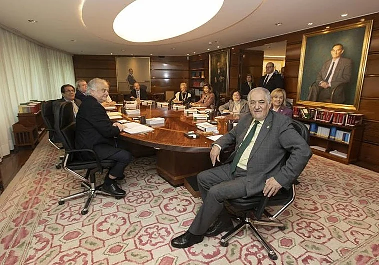 El Pleno del Tribunal Constitucional con el presidente Cándido Conde-Pumpido en primer lugar. R. C.