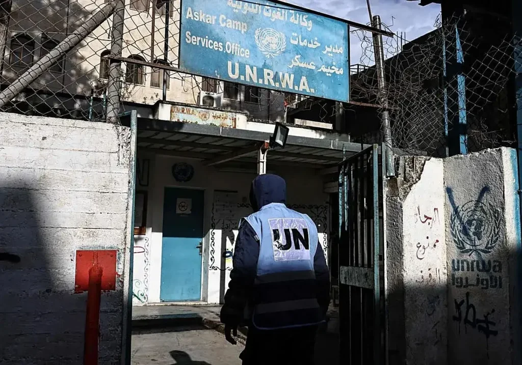 Sede de la UNRWA en el campo de refugiados de Askar.