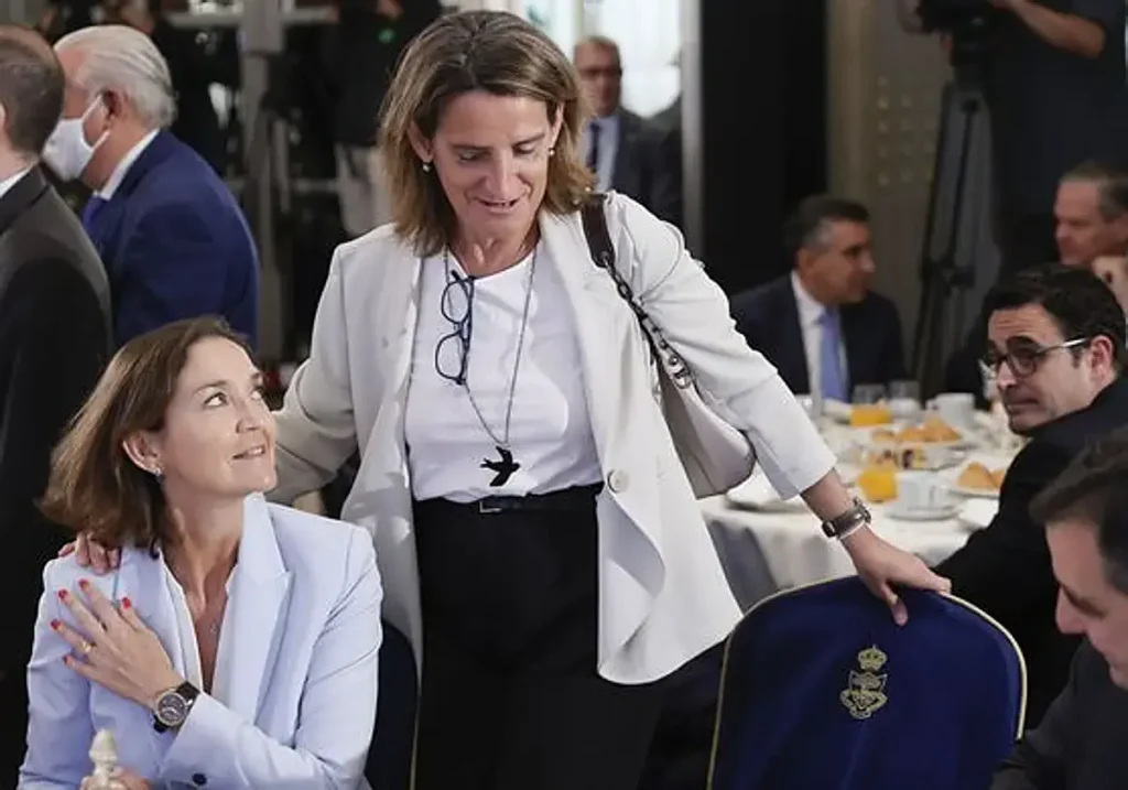 Reyes Maroto y Teresa Ribera en un desayuno informativo