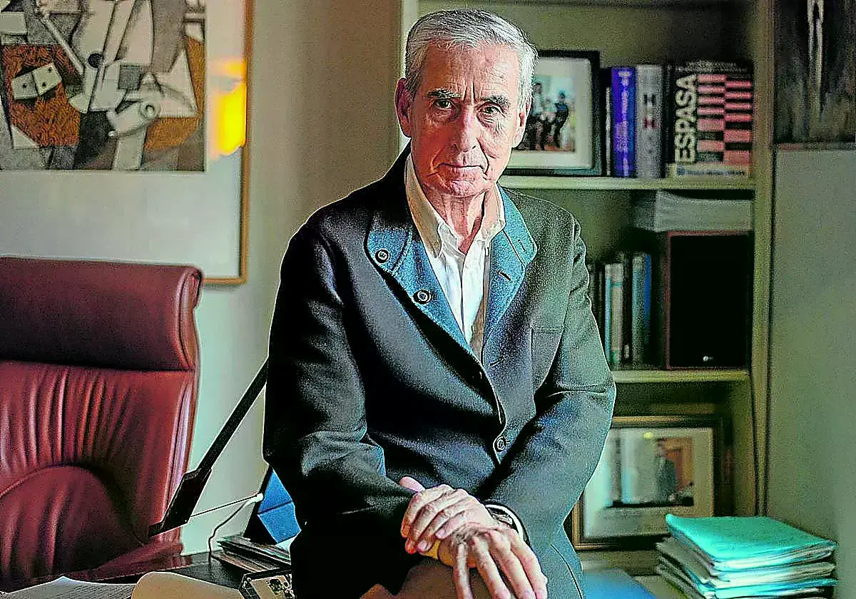 Ramón Jáuregui posa en su casa rodeado de libros y recuerdos personales