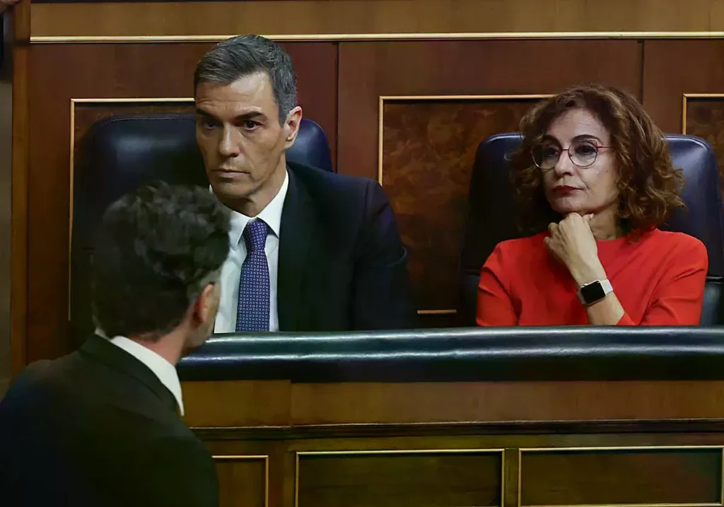 El portavoz de ERC, Gabriel Rufián, pasa ante el presidente Pedro Sánchez y la vicepresidenta María Jesús Montero.