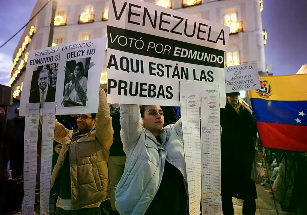 Manifestantes a favor del derrocamiento de Maduro en una convocatoria en España.