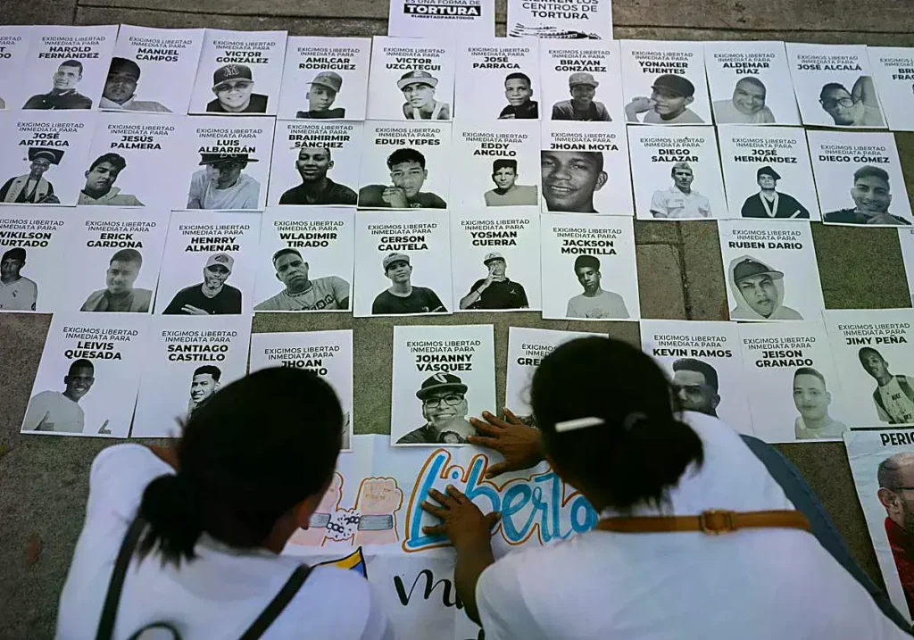 Panel con imágenes de detenidos por el chavismo.