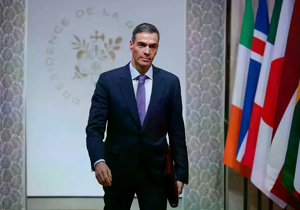 El presidente del Gobierno, Pedro Sánchez, en París antes de comparecer ante la prensa tras la cumbre sobre Ucrania.