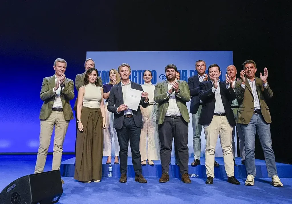 Alberto Núñez Feijóo y presidentes autonómicos del PP en una reunión.
