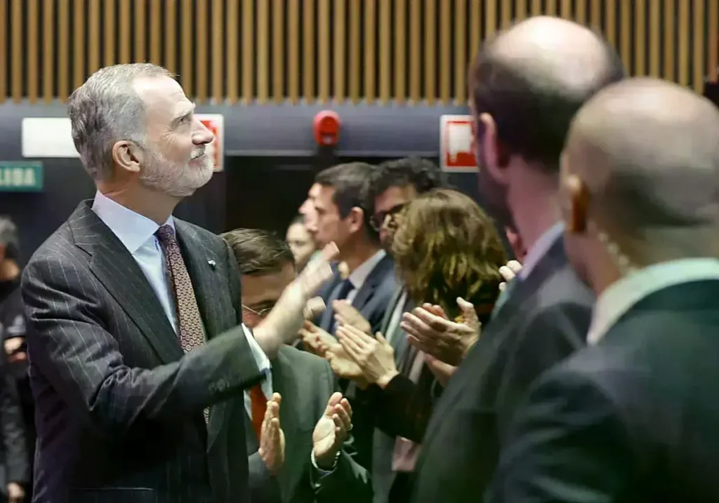 Felipe VI saluda a miembros del cuerpo diplomático.