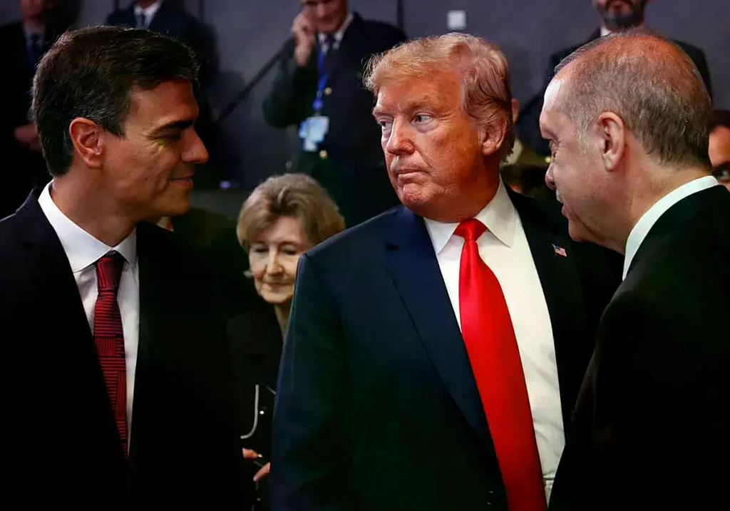 Sánchez trata de saludar a Trump en Bruselas en 2018.