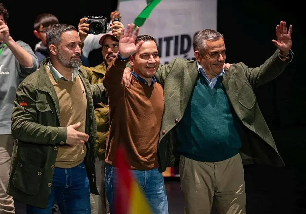 Santiago Abascal, presidente de Vox, junto a los diputados Óscar Fernández Calle y Ángel Pelayo Gordillo