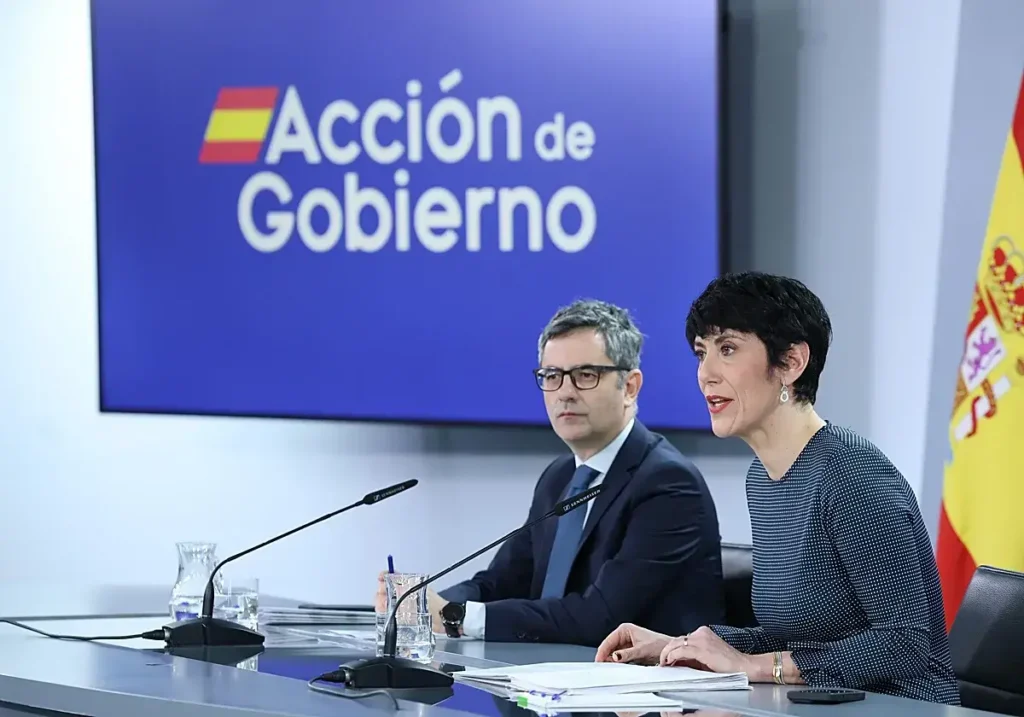 Félix Bolaños y Elma Saiz en rueda de prensa tras el Consejo de Ministros.