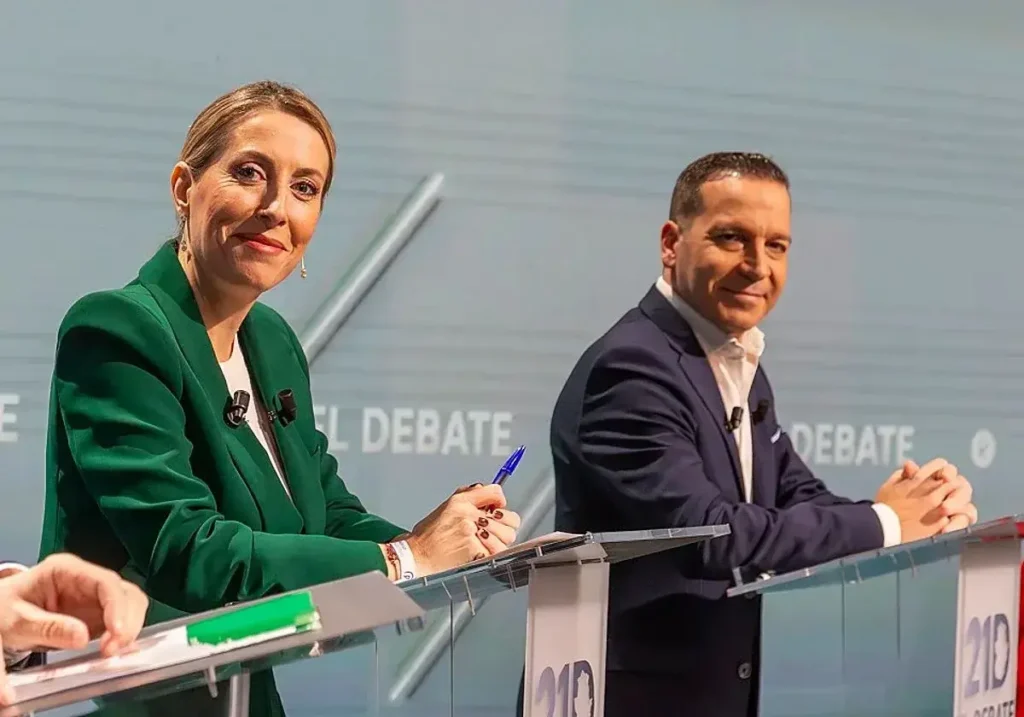 María Guardiola (PP) y Óscar Fernández (Vox) durante un debate electoral