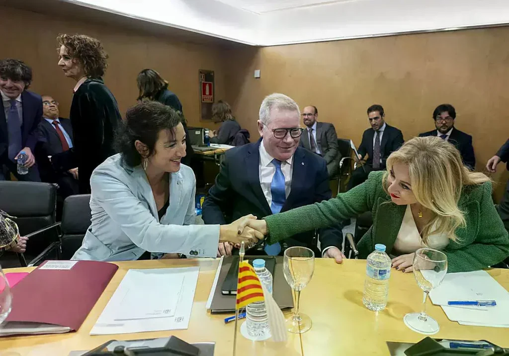 Consejera andaluza saluda a su homóloga catalana a la llegada al CPFF.