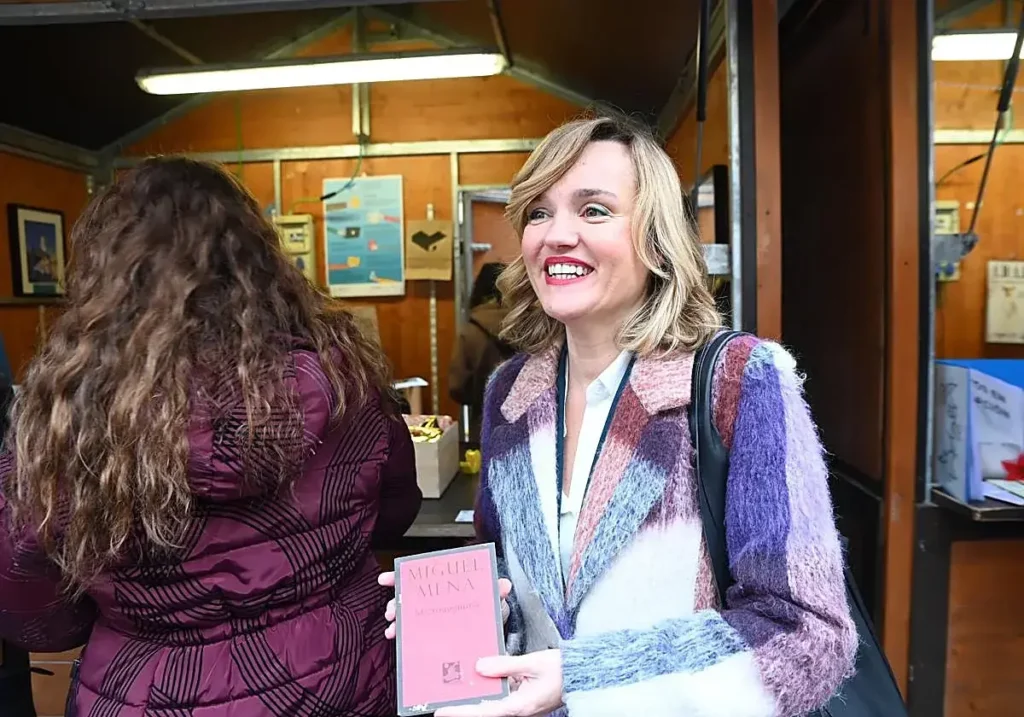 La candidata socialista Pilar Alegría, en una feria del libro en Zaragoza.