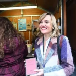 La candidata socialista Pilar Alegría, en una feria del libro en Zaragoza.