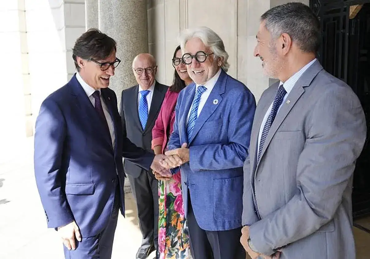 El presidente de la Generalitat, Salvador Illa, con el presidente de Fomento del Trabajo, Josep Sánchez Llibre, y el conselle