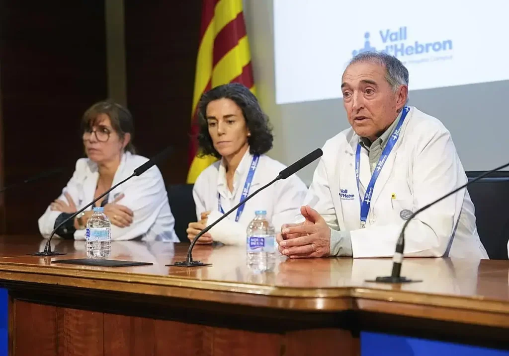 El director gerente de Vall d'Hebron, Albert Salazar, la jefa de Neurología, Patricia Pozo, y la jefa de Medicina Física, Jud