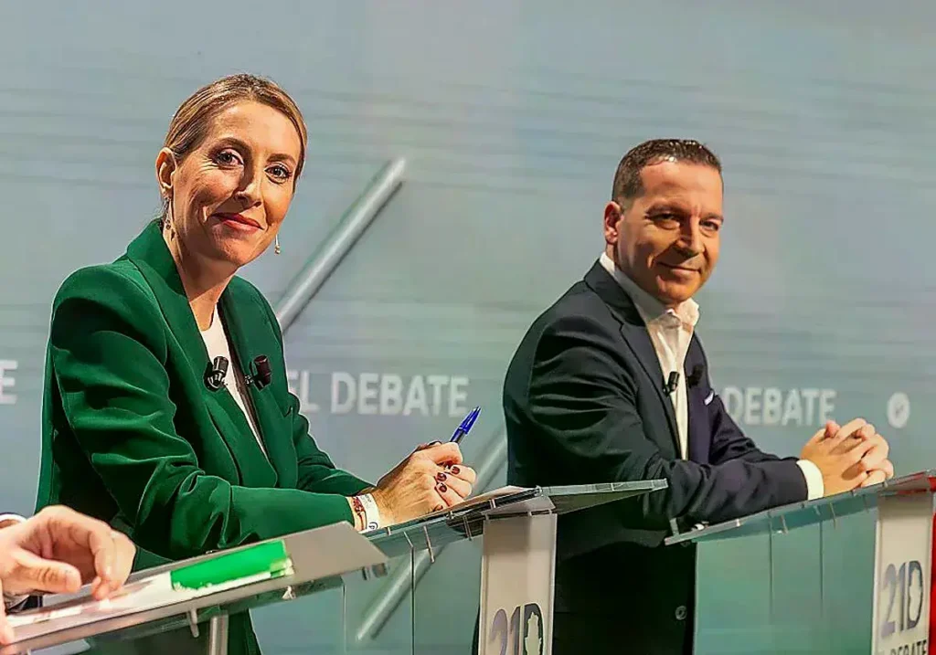 María Guardiola y Óscar Fernández, durante el último debate electoral.