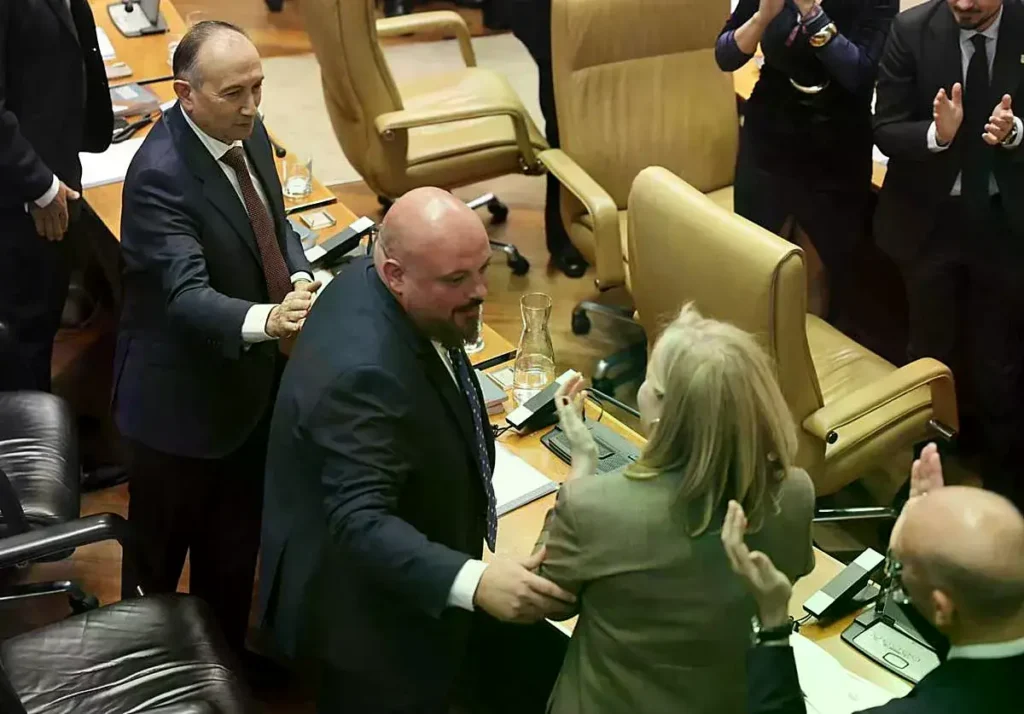 La bancada popular aplaude a su compañero, Manuel Naharro Gata, tras ser proclamado nuevo presidente de la Asamblea de Extrem