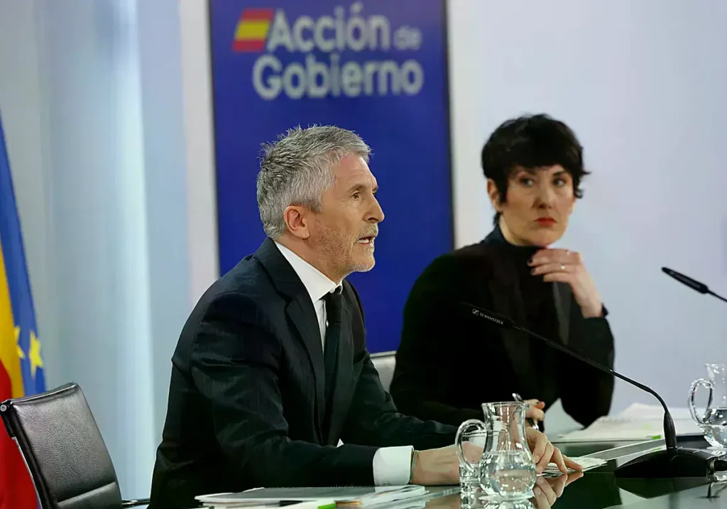 El ministro del Interior, Fernando Grande-Marlaska, y la ministra portavoz, Elma Saiz, en La Moncloa.