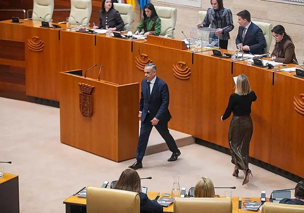 Ángel Pelayo Gordillo (Vox) y María Guardiola (PP), durante las votaciones en la Asamblea.