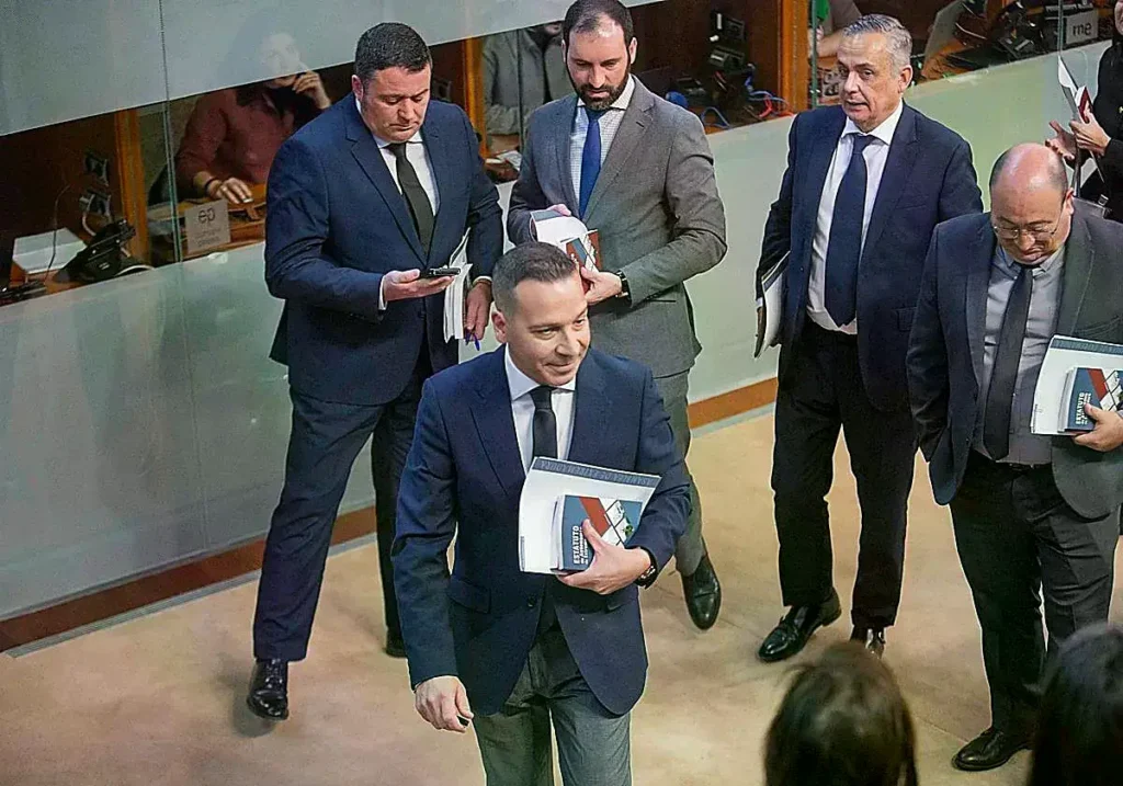 Óscar Fernández, con otros diputados de Vox, en la sesión constitutiva de la Asamblea.