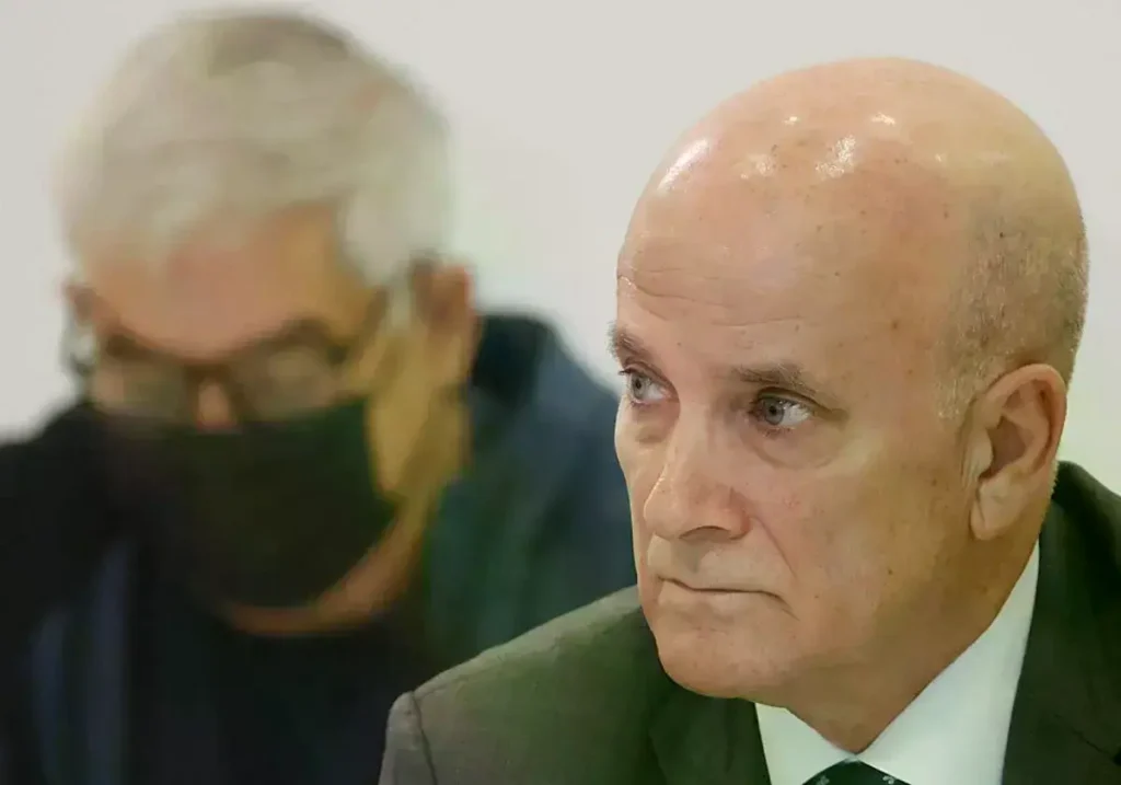 El exdirectivo de ADIF Andrés Cortabitarte y al fondo, el maquinista Francisco Garzón.