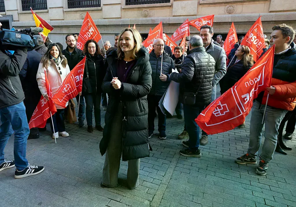 La candidata del PSOE en Aragón, Pilar Alegría, pegando carteles electorales en Teruel.
