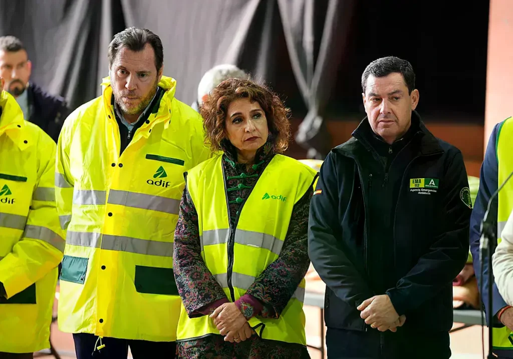La vicepresidenta María Jesús Montero, el ministro Óscar Puente y el presidente Juanma Moreno en Adamuz.