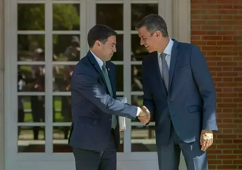 Imanol Pradales con Pedro Sánchez durante un encuentro en La Moncloa.