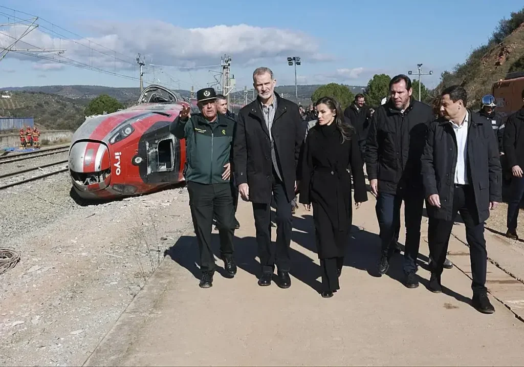 Los Reyes durante una visita a una zona afectada por una catástrofe.