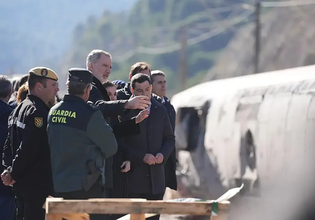 Los Reyes durante su visita a la zona cero del accidente.