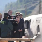 Los Reyes durante su visita a la zona cero del accidente.