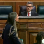 El ministro Félix Bolaños observa a la portavoz de Junts, Míriam Nogueras, abandonar la tribuna.