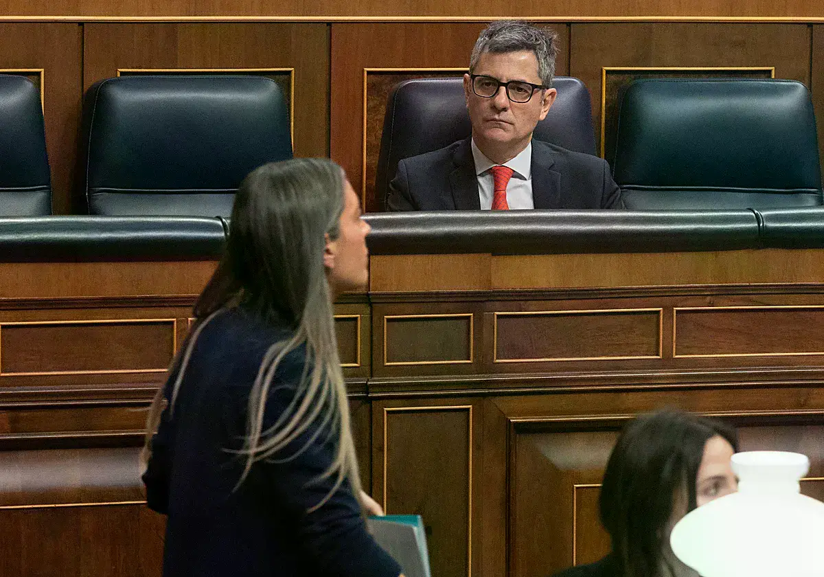 El ministro Félix Bolaños observa a la portavoz de Junts, Míriam Nogueras, abandonar la tribuna.