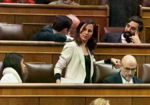 Ione Belarra, líder de Podemos, durante un pleno extraordinario.