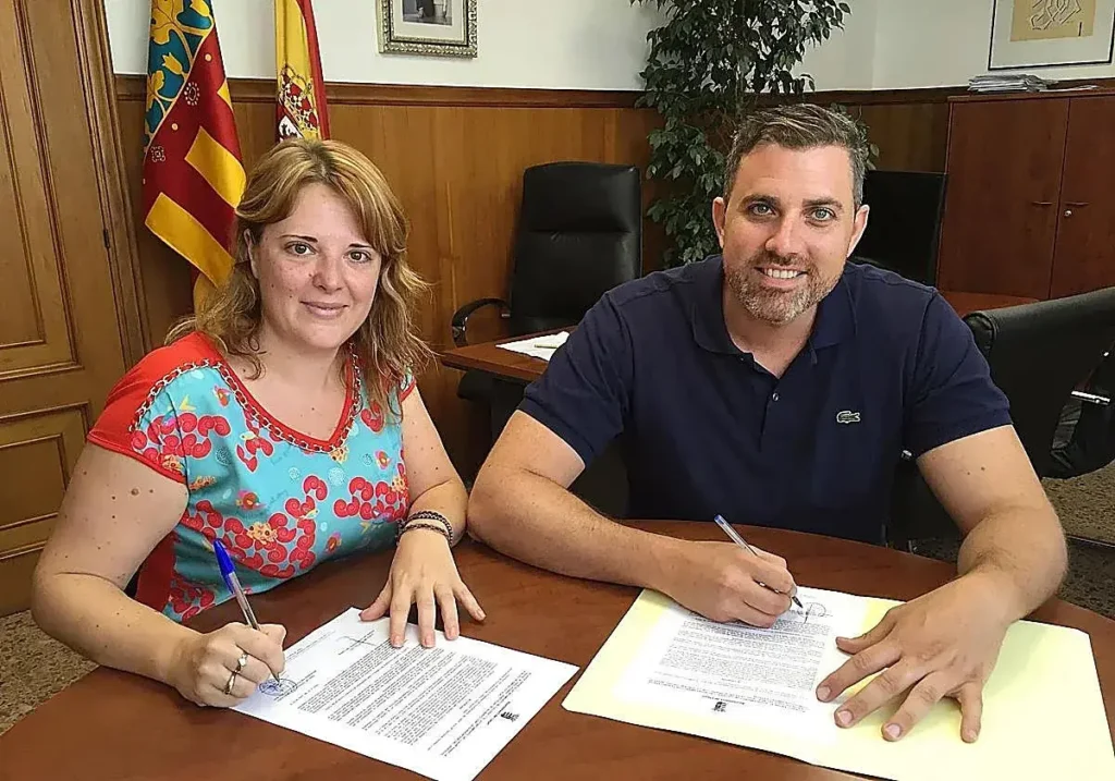 Anna González junto al alcalde de Cullera, Jordi Mayor, en una imagen de archivo.