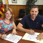 Anna González junto al alcalde de Cullera, Jordi Mayor, en una imagen de archivo.