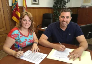 Anna González junto al alcalde de Cullera, Jordi Mayor, en una imagen de archivo.