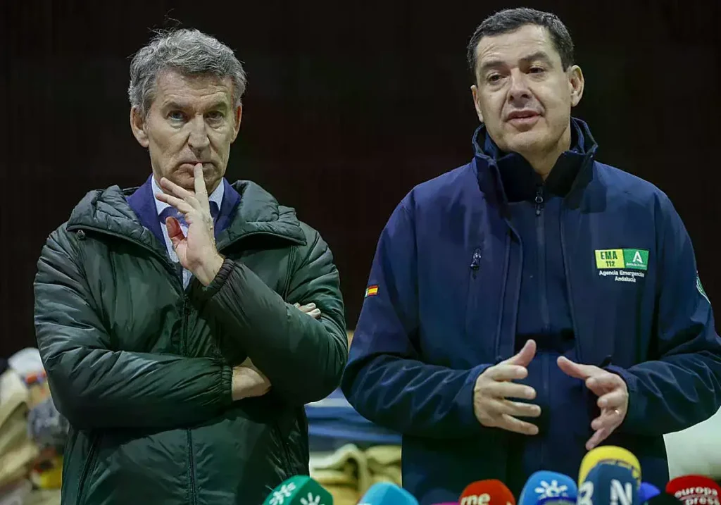 Feijóo, junto al presidente de Andalucía durante su visita a Adamuz tras la tragedia.