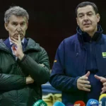 Feijóo, junto al presidente de Andalucía durante su visita a Adamuz tras la tragedia.