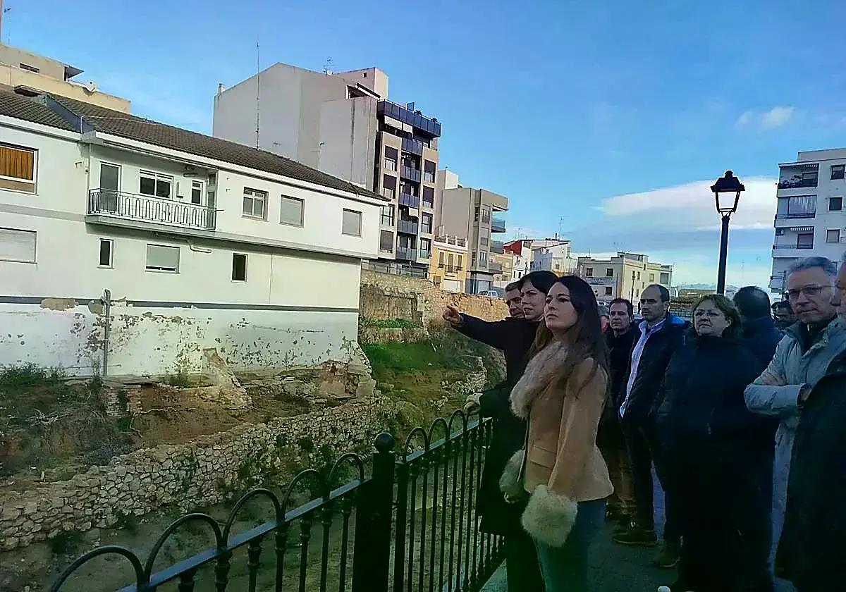 La ministra Diana Morant, junto a la comisionada del Gobierno para la dana, Zulima Pérez, este jueves en Chiva.