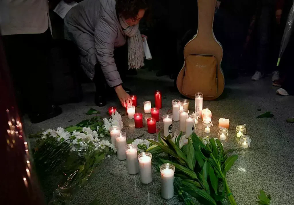 Una mujer deposita una vela en memoria de los fallecidos en el accidente de Adamuz.