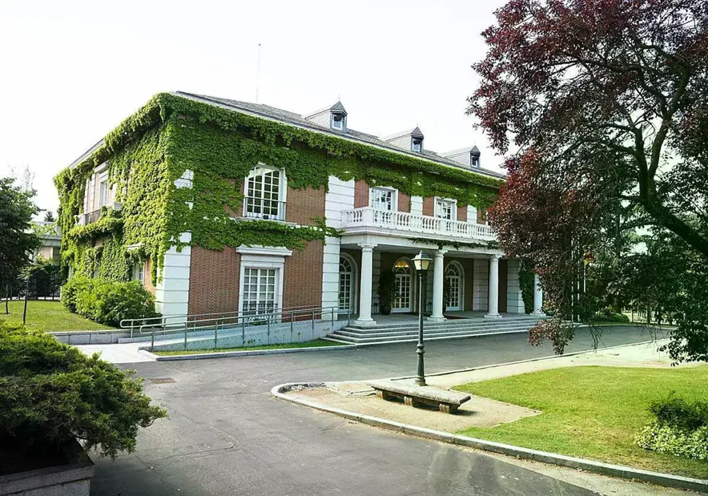 Fachada del Edificio del Consejo en el Complejo de La Moncloa.