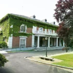 Fachada del Edificio del Consejo en el Complejo de La Moncloa.
