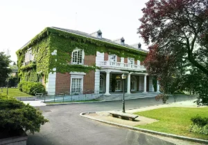 Fachada del Edificio del Consejo en el Complejo de La Moncloa.