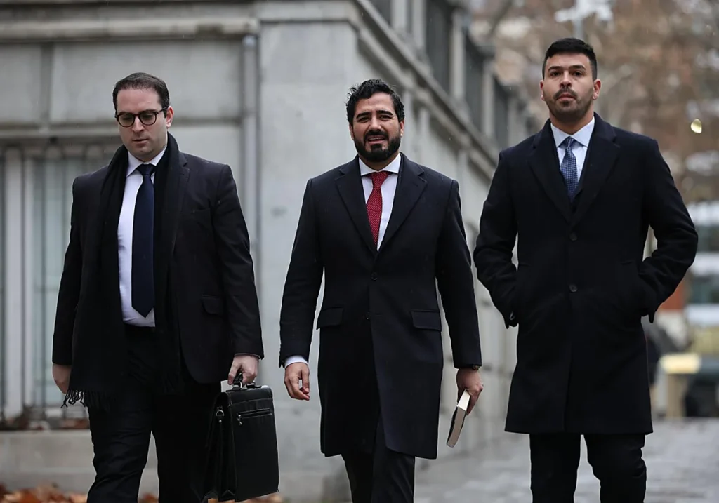 El eurodiputado y líder de Se Acabó la Fiesta (SALF), Luis Alvise Pérez, a su llegada este lunes al Supremo. EP / LA VERDAD