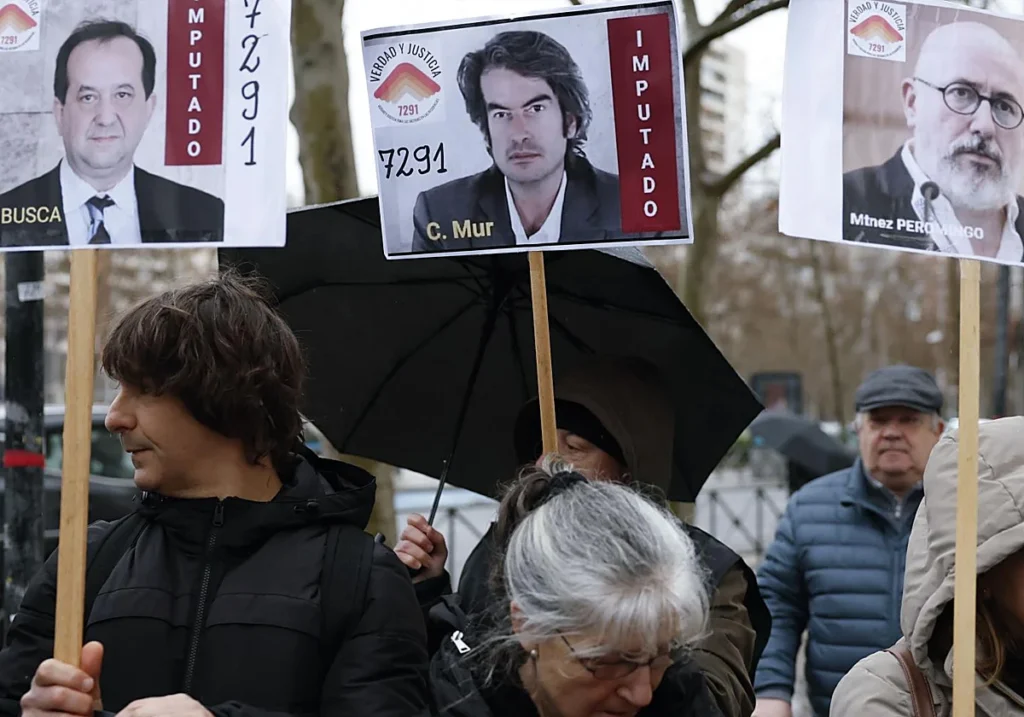 Concentración convocada por la Asociación 7.291 Verdad y Justicia frente a los juzgados de Madrid. EFE / LA VERDAD