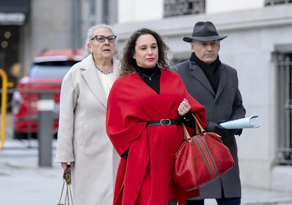 Carmen Pano, su hija Leonor y el abogado de ambas, Javier Gómez Bermúdez, exjuez de la Audiencia Nacional. EP / LA VERDAD