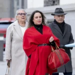 Carmen Pano, su hija Leonor y el abogado de ambas, Javier Gómez Bermúdez, exjuez de la Audiencia Nacional. EP / LA VERDAD