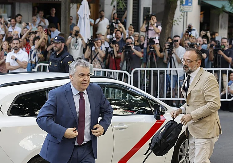 El ex secretario de Organización y exdiputado del PSOE Santos Cerdán a su entrada al Supremo acompañado de su abogado. EP / LA VERDAD